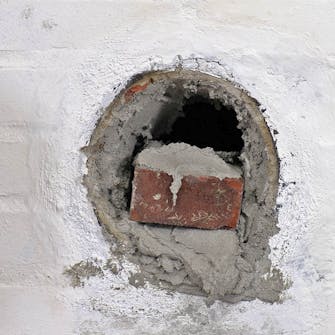 Luk hul efter brændeovn: Spray stenen med vand og læg den ind Luk hul efter brændeovn: Spray stenen med vand og læg den ind